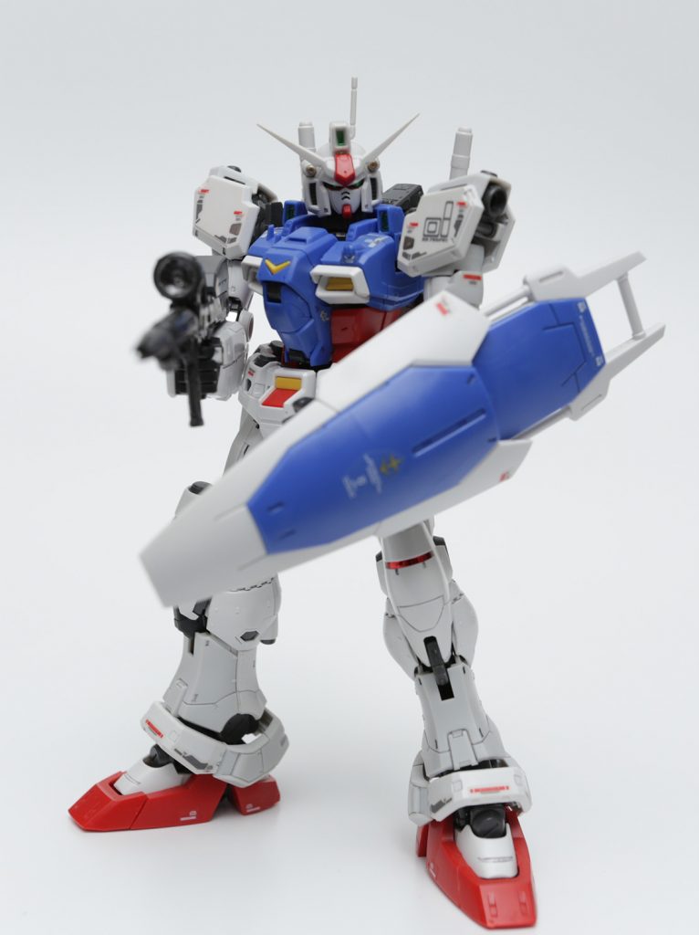 盾を構えて射撃中。敵MSのパイロット視点だと、次の瞬間撃墜されてますね…