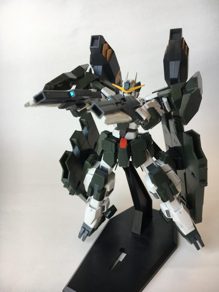 脳内設定は笑
劇場版の後のガンダムサバーニャ。修復と同時に新装備GNホルスタービット2を追加し弾丸をばら撒く戦闘スタイルを強化。さらに新型スナイパーライフルも装備し狙撃戦能力も強化されている。
