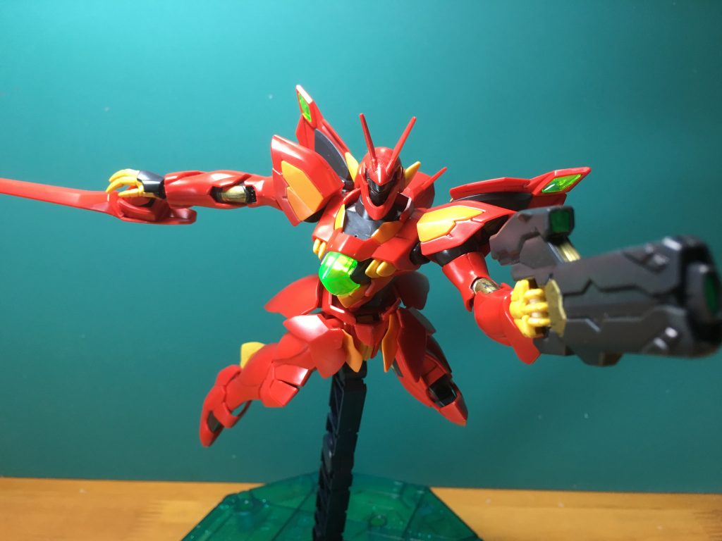 ゼイドラガンの持ち手は1つで左右どちらにも対応しています。
 余談ですがゼイドラガンはゼイドラ以外も使えるようで、ホビージャパンでの外伝「UNKNOWN SOLDIERS」第8話「イン・ザ・スープ」では、ゲーム出典の機体・グルードが使用している描写があります。