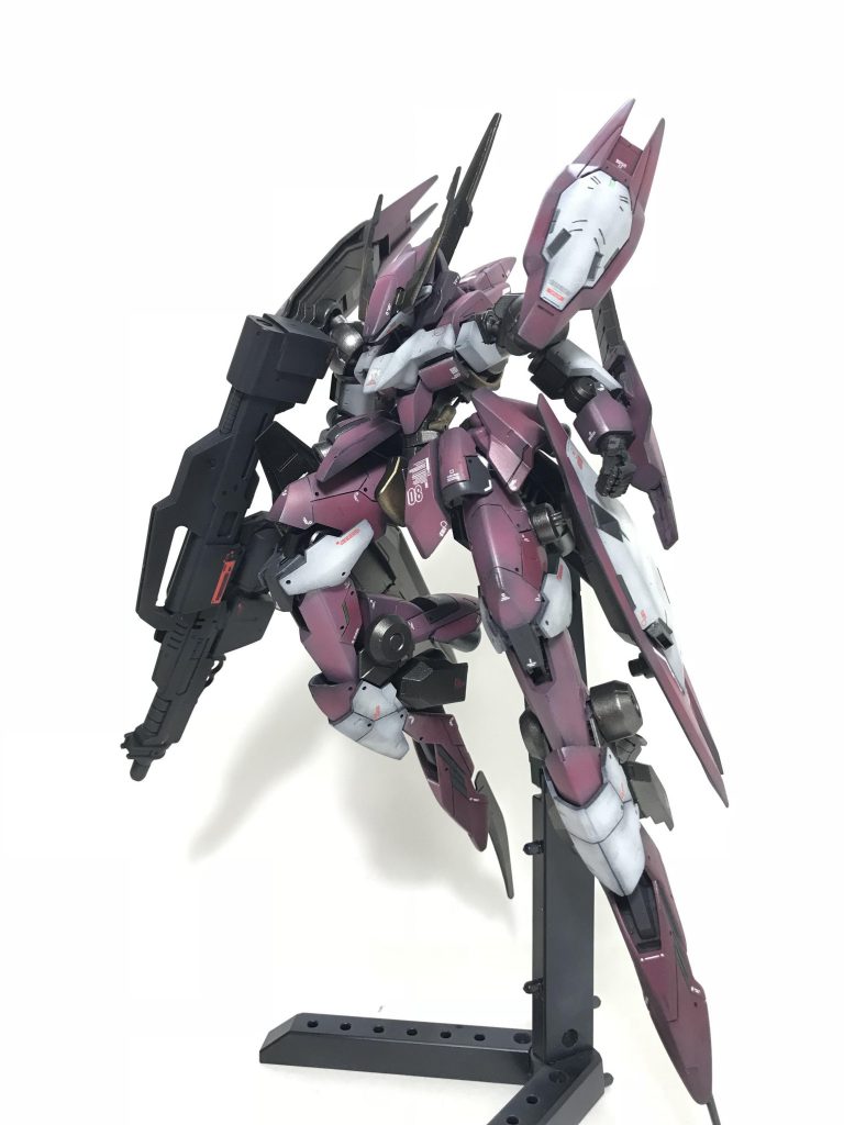 今回のオリジナルポイント。オリジナルの大型銃を自作し手もハンドパーツに変更して持たせています。大型の機体にはどうしても武器を持たせたかったのです…笑