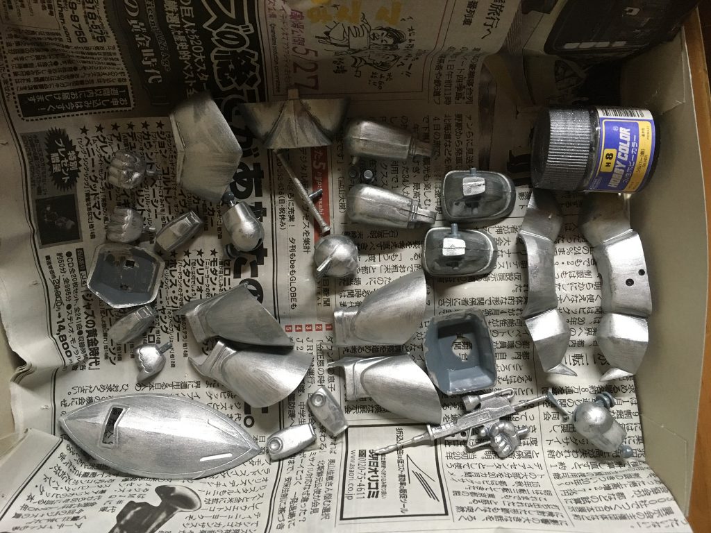 他の作品と同じく、水性塗料のシルバーによる下地塗装です。