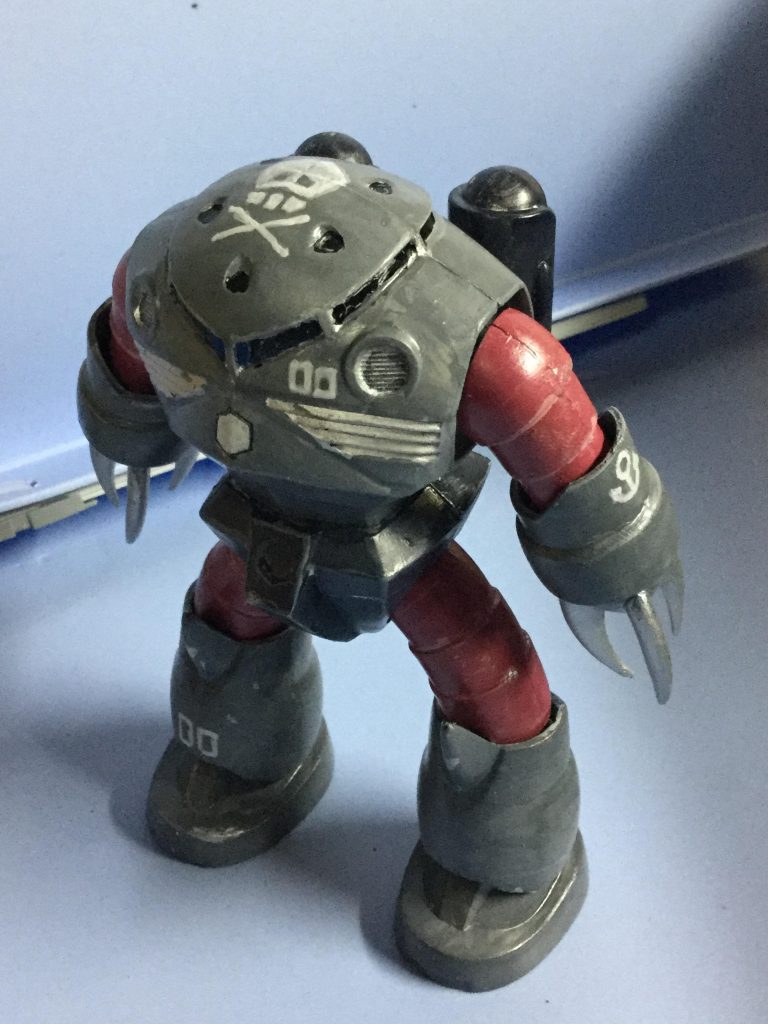 斜め前から。
左腕には碇のマーキングを施しています。