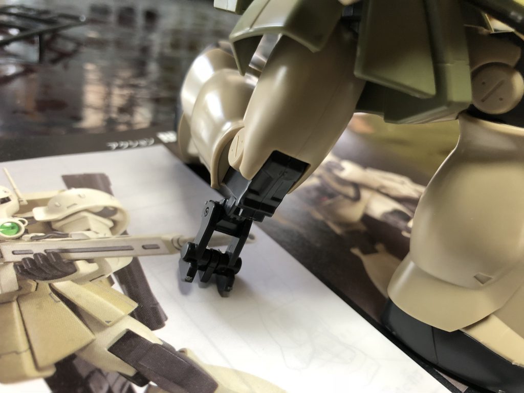 膝の補助パーツはザクスナイパータイプから付けました。