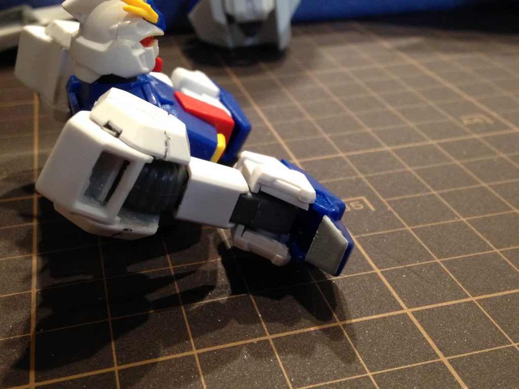 非常にわかりにくいですが、各所隙間埋めを行なったり、モールドの追加をしてみました。