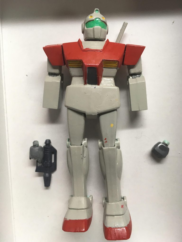 大まかな塗装が終わった時の様子。
白と赤以外の部分に関してはガンダムマーカーを使用しました。