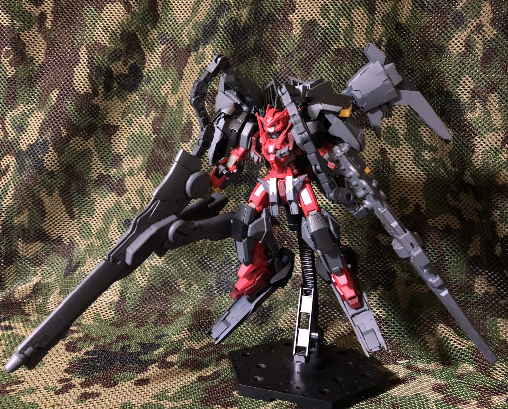 アームによってジェネレータ直結で高出力に…とゆう設定だけど
(＃≧∀≦)<ｷﾞｬｰ

ぶっちゃけ手首だけじゃ保持できないからです(笑)