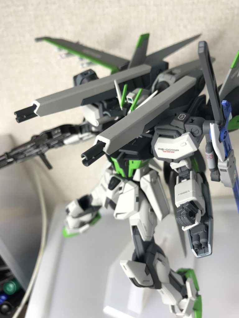 最高火力となるビーム砲ですが、見た目はまんまバラエーナ改なので、もっとこだわればよかったと後悔^^;
コトブキヤのボールジョイントに変えているので、多少は動かせます。
白はインシグニアホワイトです。