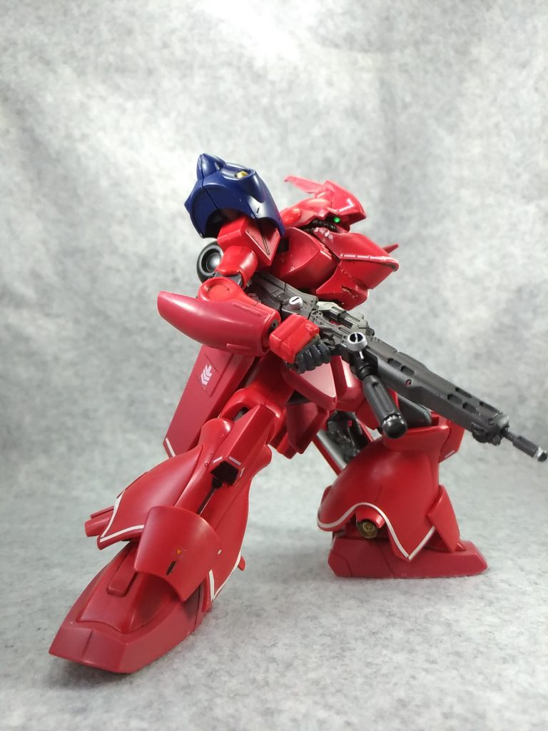 サザビーっぽいポーズで