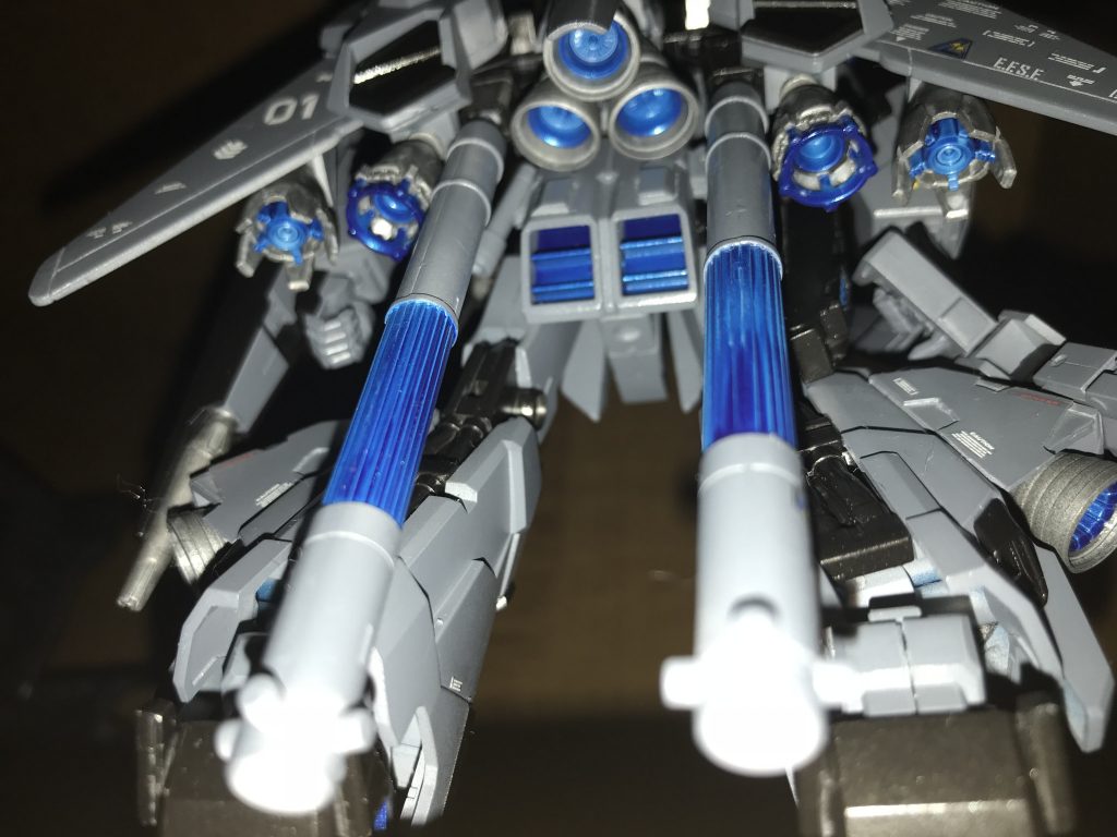 バーニアやスラスターの内部は青にしてみました