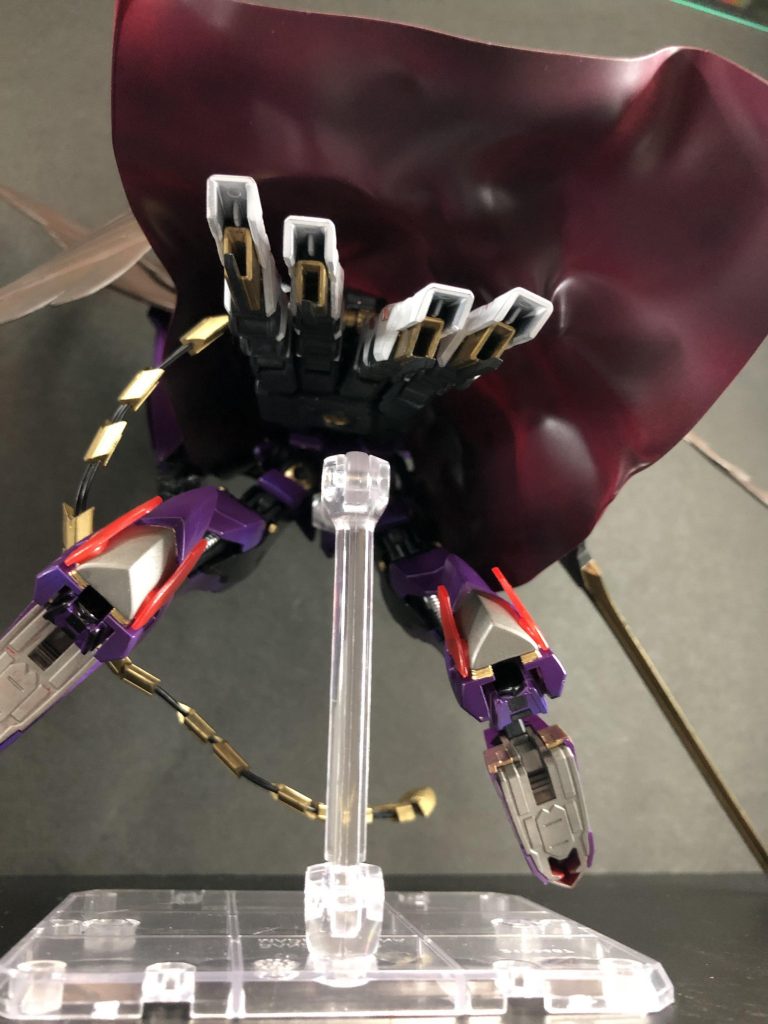 マントの中にはスラスターが隠れています。MSGのオーバードマニュピレーターを使用しました。