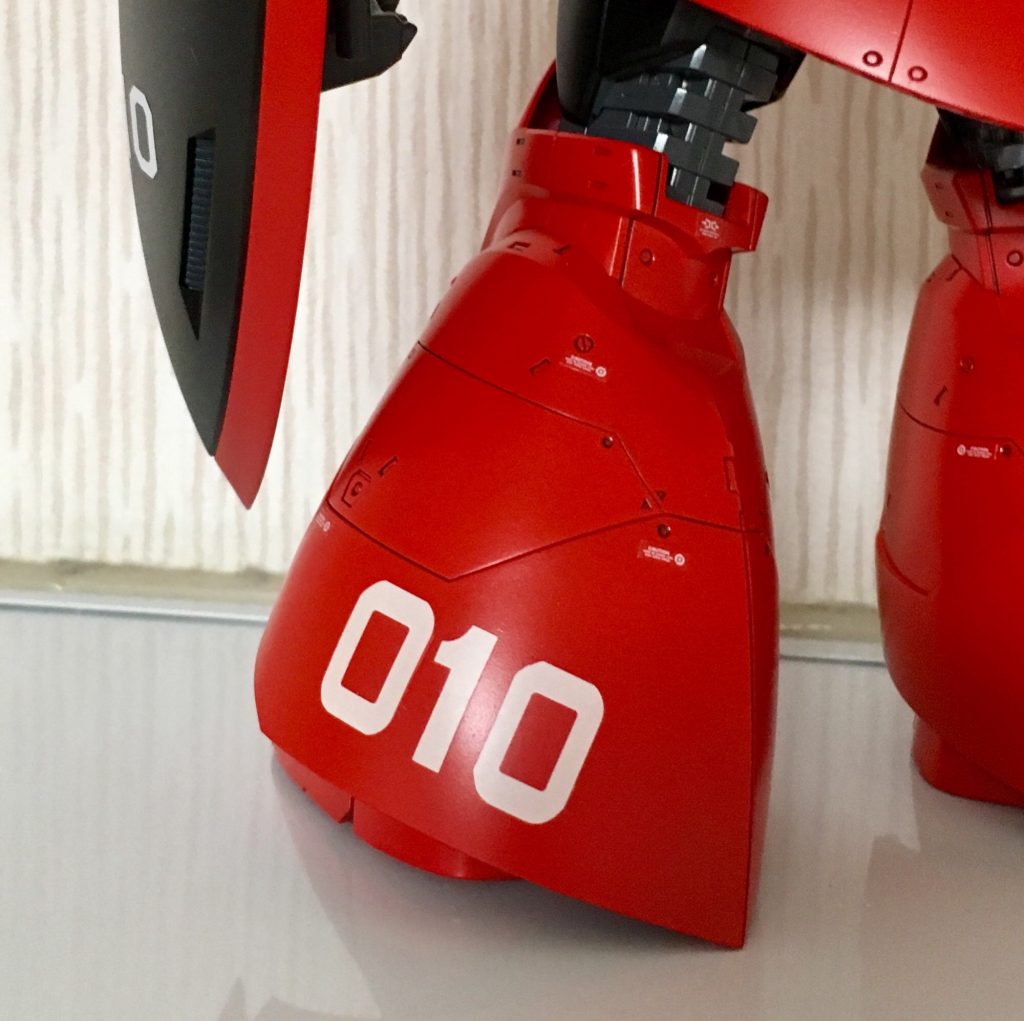 各部のマーキングは機体番号以外は控えめにしました。レッド搭乗機のためジオン公国章やキマイラのエンブレムも無しにしたのですが、少しアッサリしすぎたかもしれません。