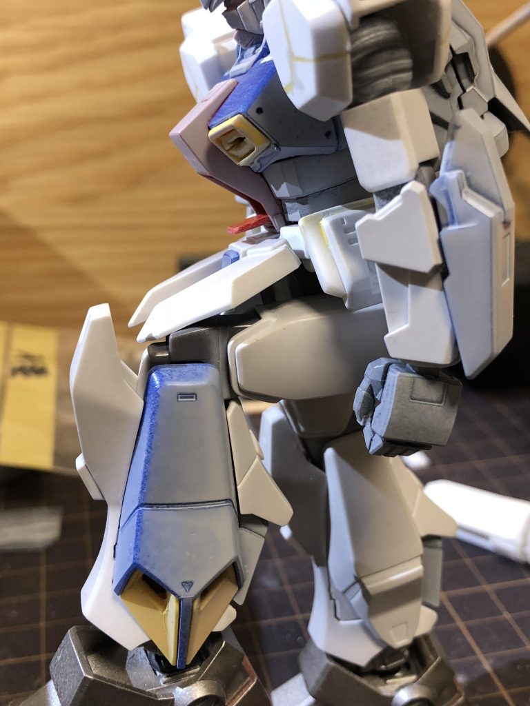 股間部を前に延長したことにより、
キットのままでは干渉して動かなかったフロントアーマーが動くようになり、腿が90度近くまで上がれるようになりました。