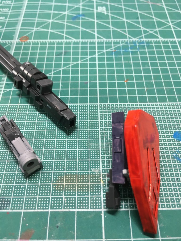 　グリップを外したところはプラ板で埋めました。