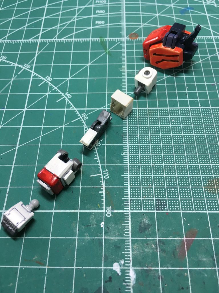 　肘は重さに耐えられるようにボールデンアームアームズ付属のジョイントを使用。

　上腕はプラ板で形状を角ばったものに作り変え、肘は一軸可動にし、プラ板で厚みを増してはめ込んでいます。無論前腕内部はリブを切り飛ばして整形。

　塗装はガンダムマーカー中心です。ハッチオープンが魅力であるため、可動部の塗膜が厚くなることを恐れてサフレス塗装をしましたが、やはりダークブルーのパーツはエッジに塗料が乗らなかったので、丸ごと色を変えるときには必ずサフを吹くことを誓いました。アクリジョンも扱いが難しいので苦戦しました。

下地＆白＝Mr.ベースホワイト1000
オレンジ＝水性カラー　アクリジョン　オレンジ
赤＝ガンダムマーカー　ガンダムレッド
黄＝同イエロー
緑＝同蛍光グリーン
グレー1＝同グレー
グレー2＝同メカグレー
青＝同ブルー