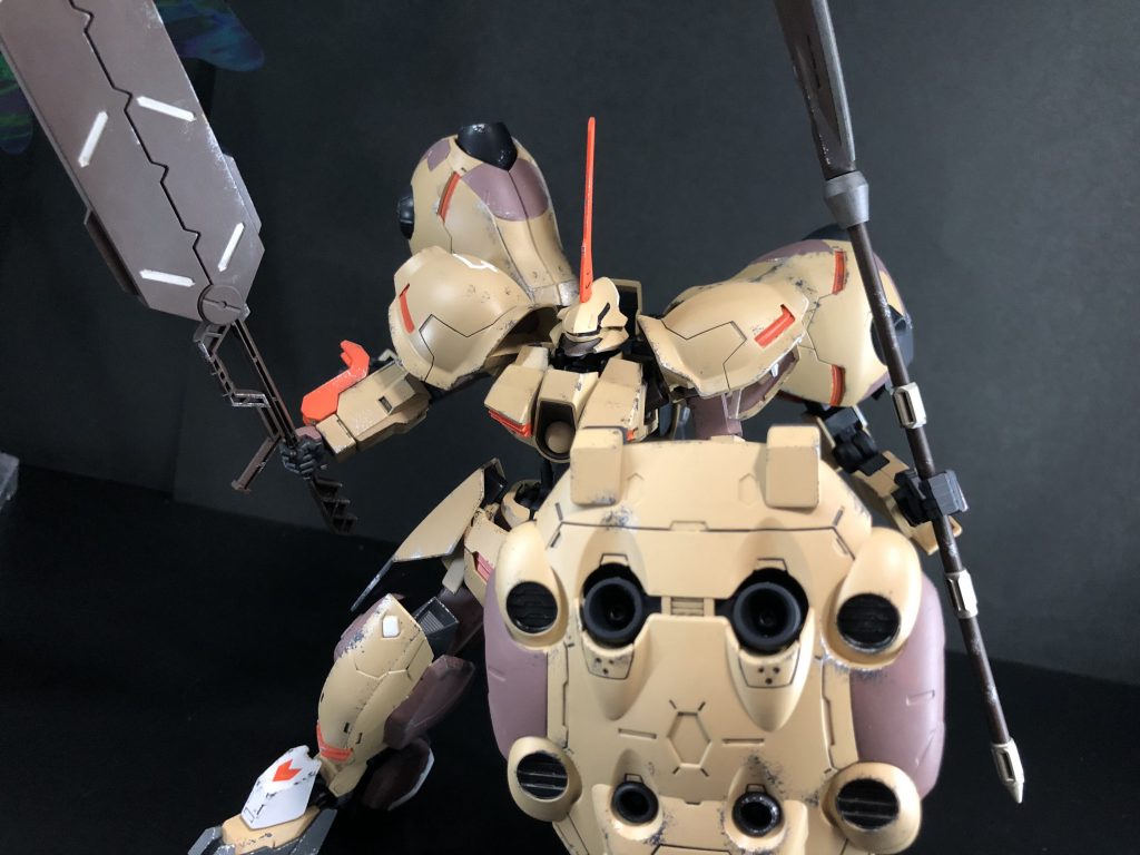 後ろのシールドを腕に装備することでグシオンリベイク 同様大きな盾にすることができます。