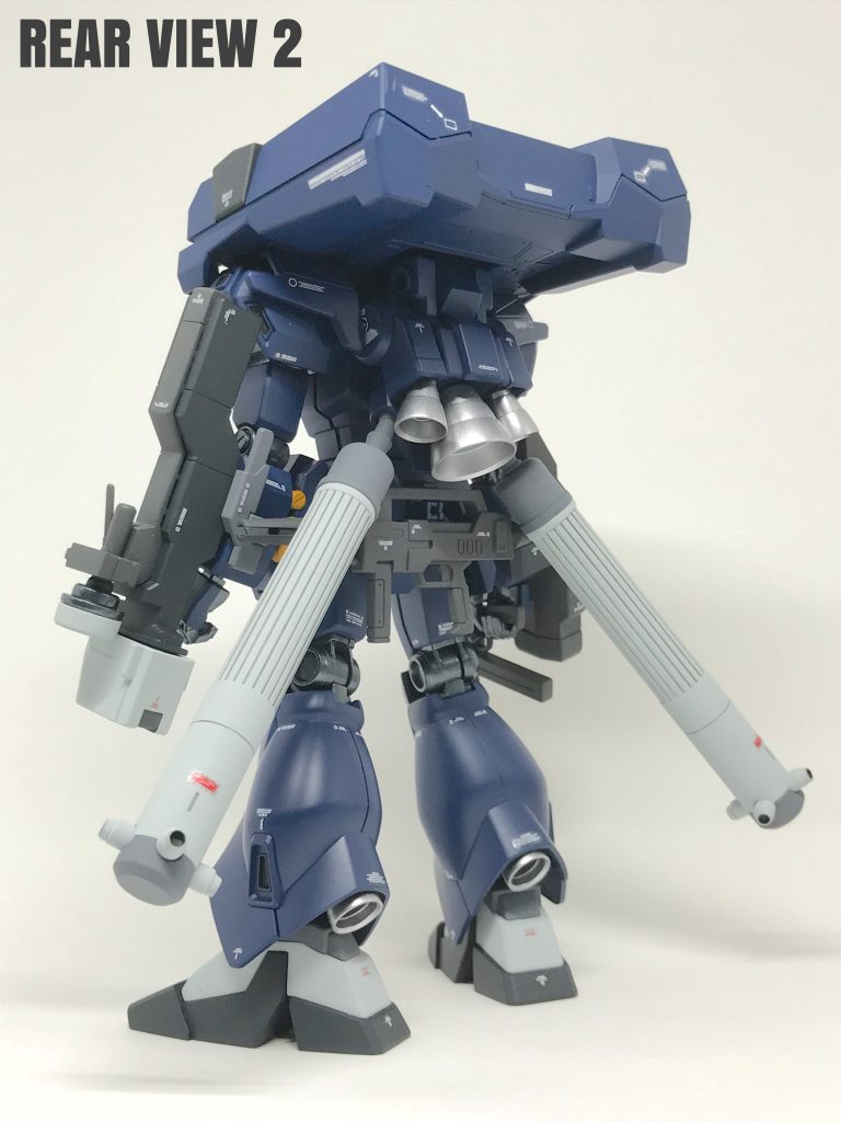 右手にビームライフルを装備してますが、
後腰に予備のビームライフルがあります。
自機で使用しても良いし、弾切れとなった
僚機に渡しても良いし、と言った設定に
してます。