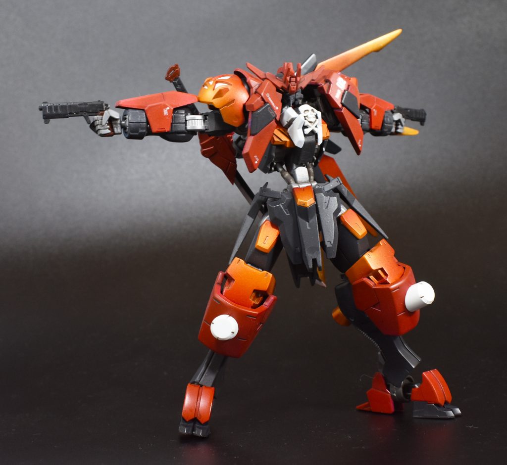 基本はヴィダールのガンダムフレームなので良く動きます(´∀`)
2丁拳銃は付属のものがかっこよかったのでいじってないです笑