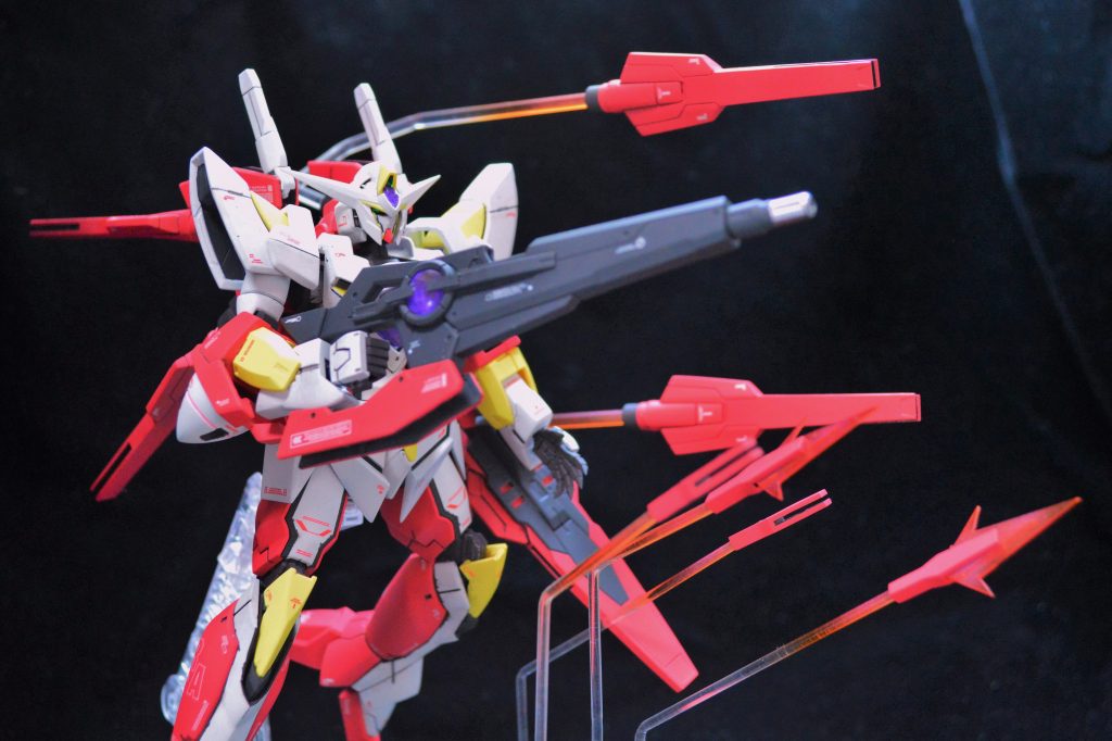 フィンファングはタミヤの軟質透明プラ棒でディスプレイ。小型ファングはキットでは未再現なのでスクラッチ、サーベル刃も透明プラ板で製作しました。