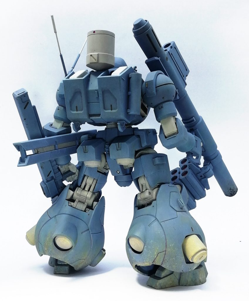 背中から生えてる白いのが光学式アクティブ防御ターレット。一番上の部分がぐるぐる回って赤い部分からレーザーでロケット弾とかを自動迎撃します。
素材はほぼリーオーライフルの弾ドラム。