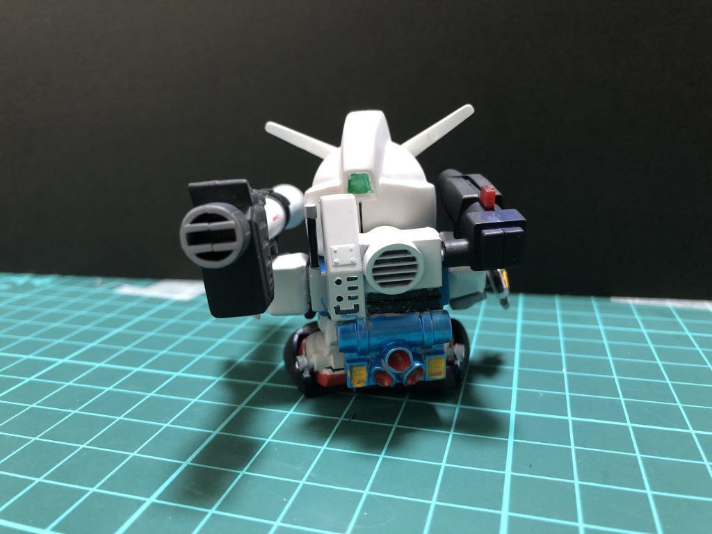 面積の狭い箇所はガンダムカラーにて塗装