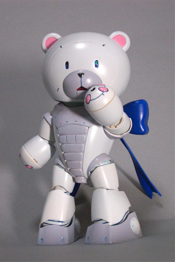 正面。塗装はほぼスプレー缶にて。細かいところは筆です。
目はスワロフスキーを削って青く光ります。