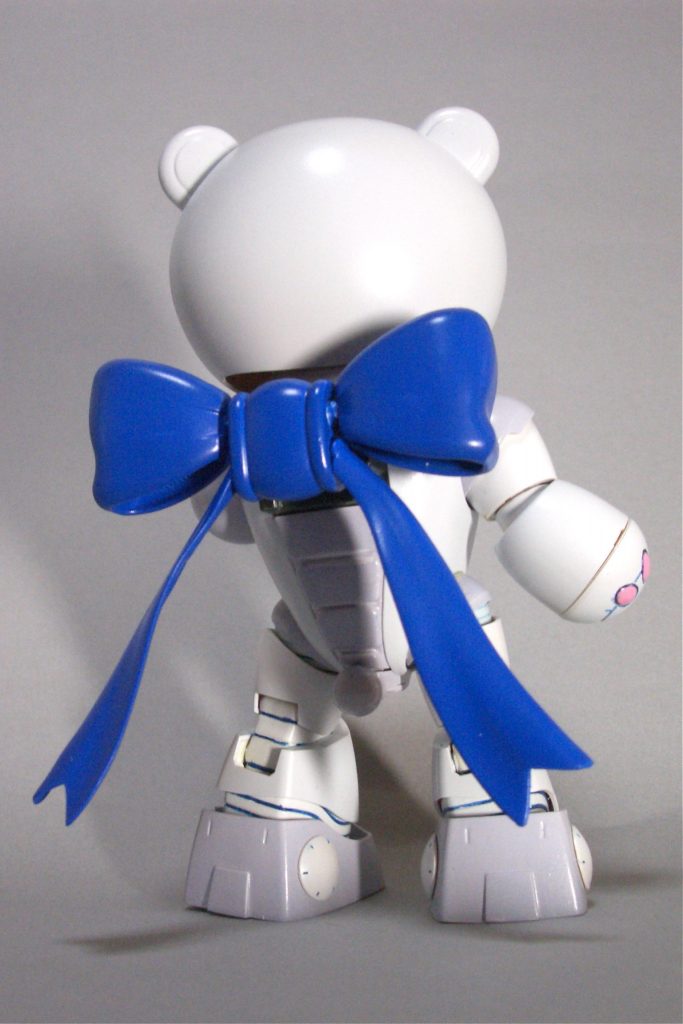 背面図。頭部の合わせ目消しは娘にほぼやってもらいました。