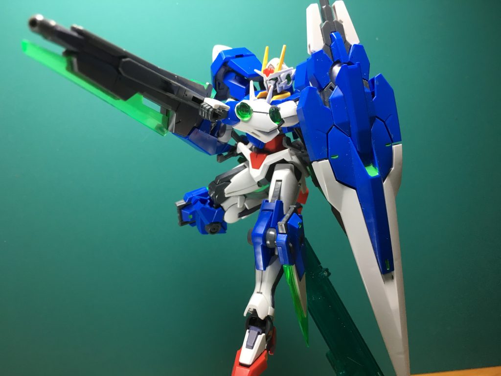 刹那が純粋種として覚醒したため作られたGNソードⅡブラスターは、持ち方次第では剣のように出来ます。GNソードⅡのセンサーが無色クリア―なのに対し、これ用の新規パーツはクリアグリーンなのでちょっとの塗装で済みます。