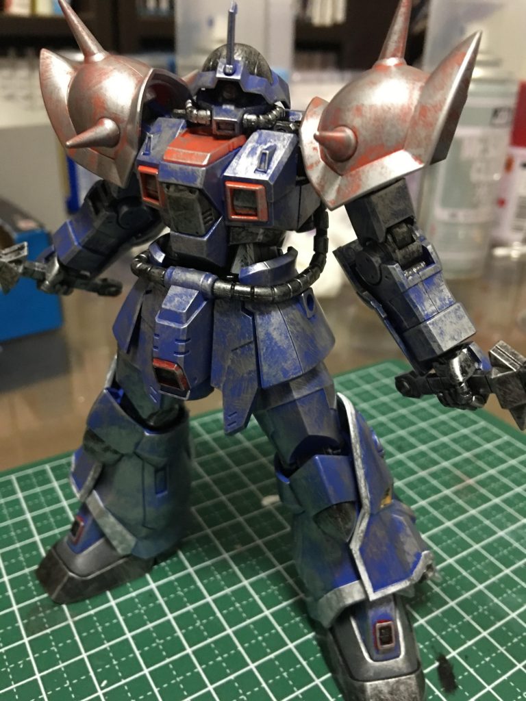 シールは一切使わず、足のアーマーの白ぶちを部分塗装しました。
関節はフレームメタリックで塗装。
その上からシルバーでドライブラシしてみました。