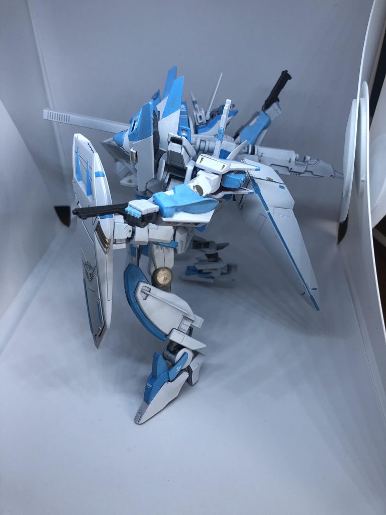 見えづらいかもしれませんが盾を構えつつサブアームを敵機を撃破可能
レールガンも装備