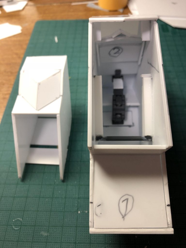 本体の中身です
ヘッドパーツの部分は奥に引っ込んでいるところです。
主砲を下げる時は①の部分が奥に倒れます