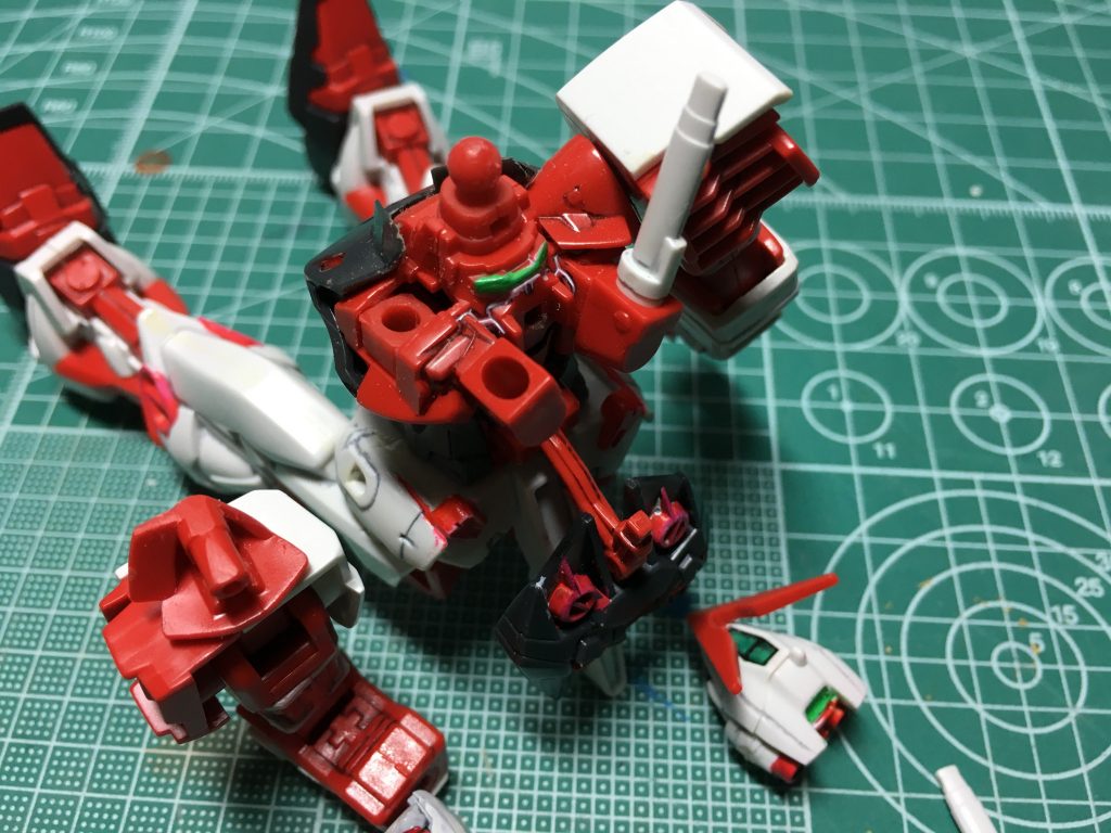 　肩関節は怒り肩に出来るように胴体側と肩側の両方を削りました。頭部も干渉するため襟の内側と頬あてを薄く削りましたが、頬あてが折れかけました。