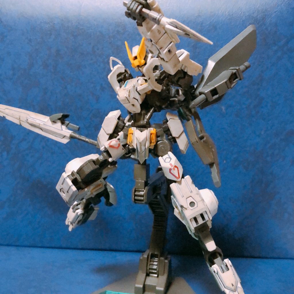 また、ソードは分割可能で、分割時のナイフはGアルケインのビームサーベル柄とセブソのGNソードⅡショートを組み合わせています。これもお気に入りw