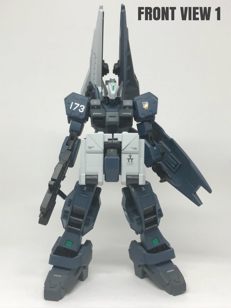 先の２機と同じくダークブルー系で
仕上げております。
この機体…  真正面から見ると、えらく
細長く見えるな〜  (　ﾟдﾟ)