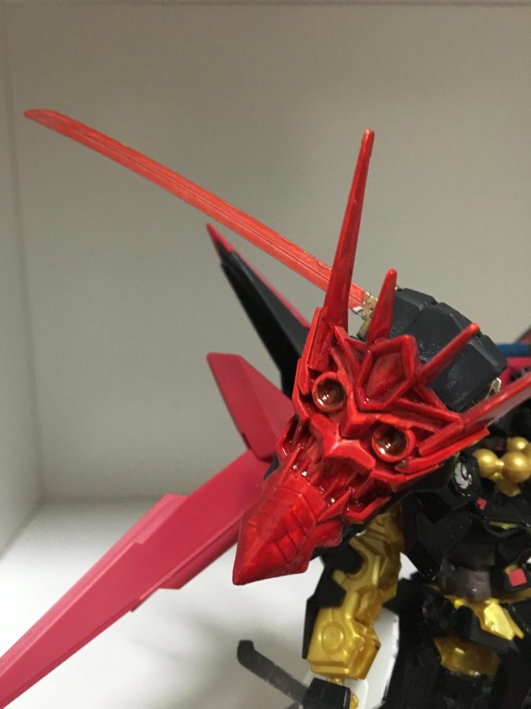 赤鬼
炎の属性を宿す刀「炎獄」によって斬撃を受けた機体を地獄の業火で焼き尽くす。