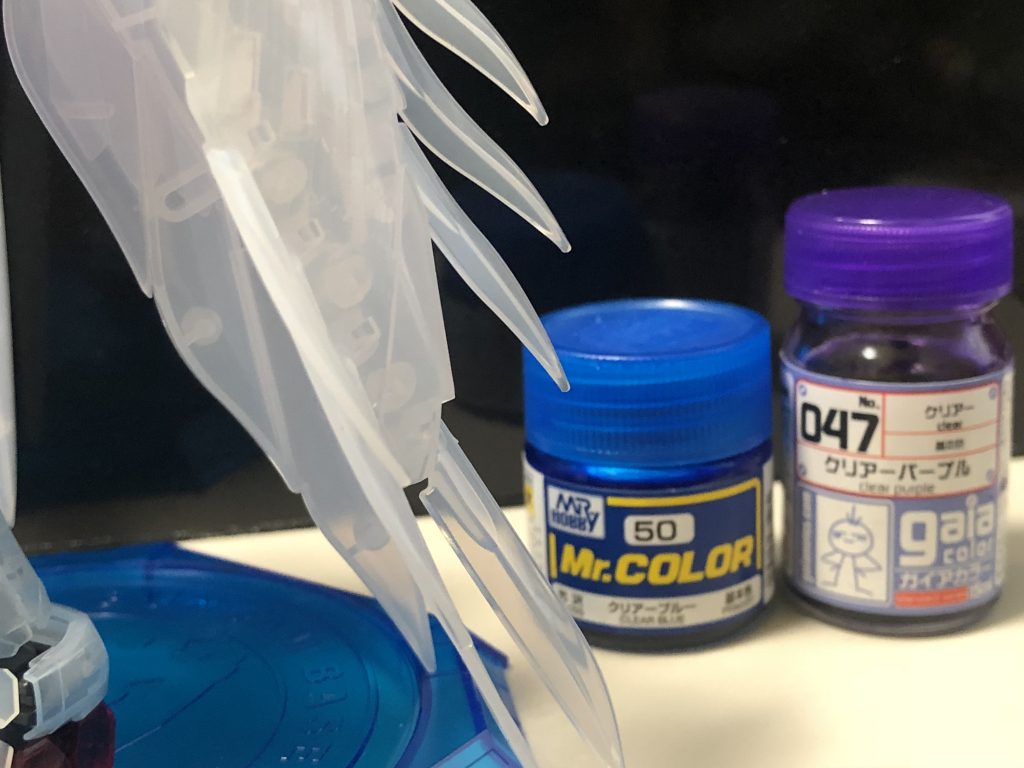 本体白はクリアブルー、翼はクリアパープルを薄めに吹いてます。