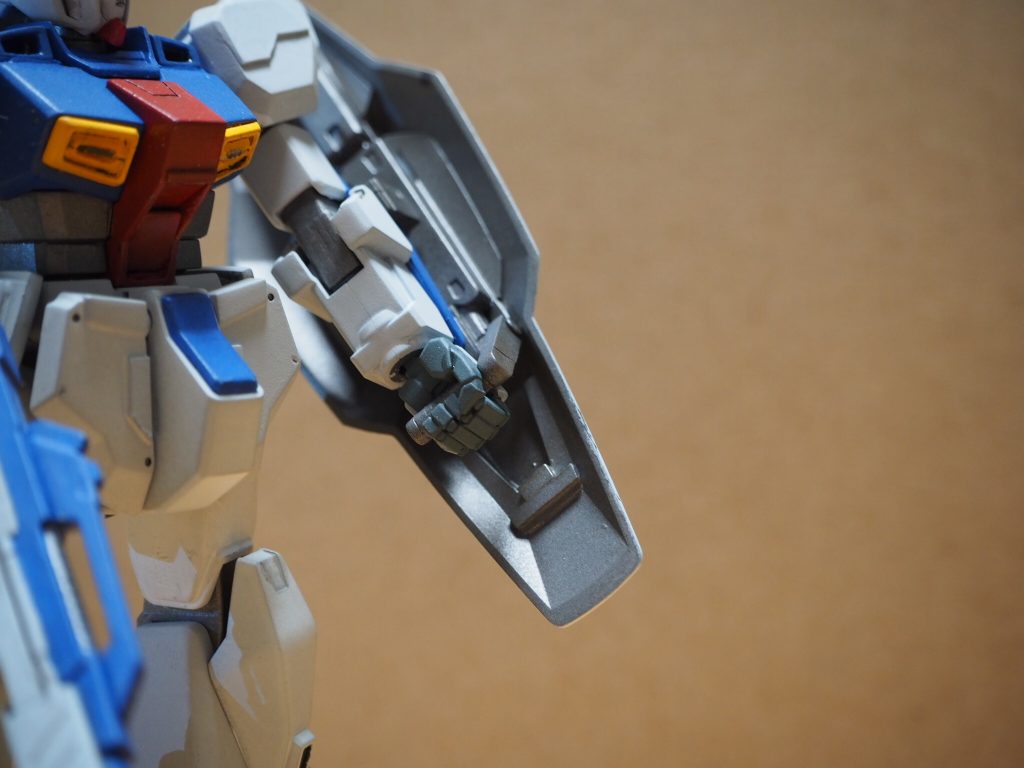 シールドのグリップを可動式に改修し、しっかりと握ることができます。
また、ネオジムを使ったことでグリップ収納状態も再現可能です。