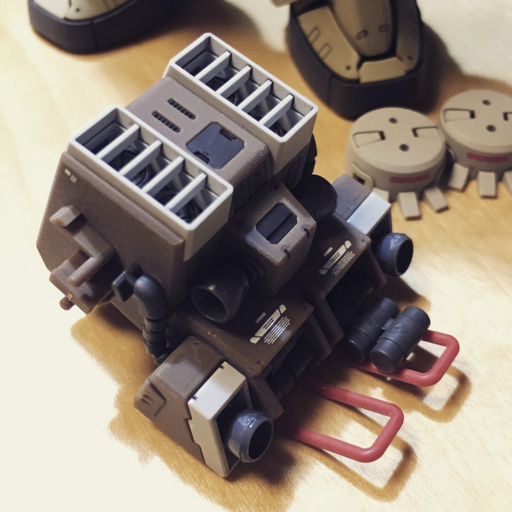 バックパックの機雷?は引き出しと折りたたみのギミックありです。…これって他のザクに引っ張って出してもらうのかな?w