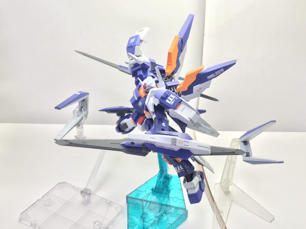 フィン・ファンネル。フォーエバーガンダムから無線兵装を引き継ぐ形で実装された装備であり、本来の使い方だけでなく突撃機動中に正面の目標を薙ぎ払う或いはバリアを展開して機体を保護するなど、重要な役割を担っている。ファンネルラックにはGNドライブが組み込まれているため射出後の再チャージも可能となっているが、前述の通り使い方は極めて荒いため射出後の帰還率は少ないものとなっている。