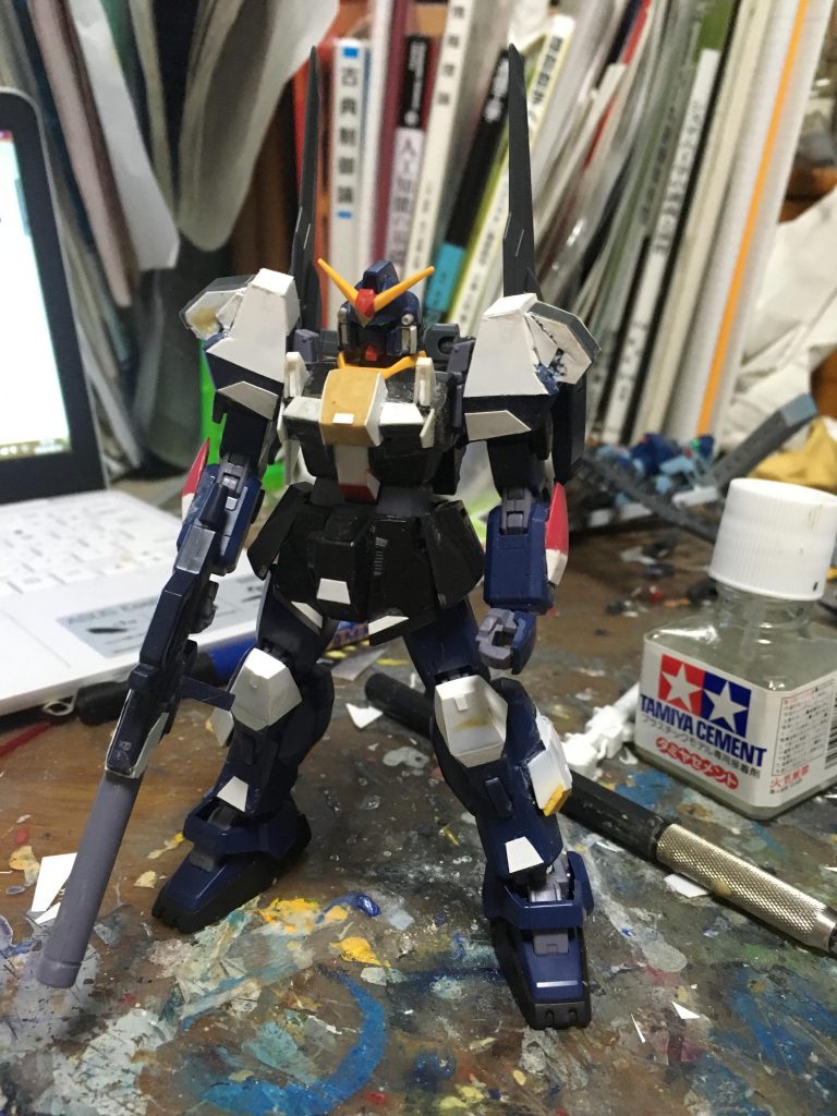 塗装前の状態です。肩や胴の形状は大きく変更しましたが、その他の部分は極力ベース機をそのまま残し、イメージを崩さず印象を変えられるよう模索しました。