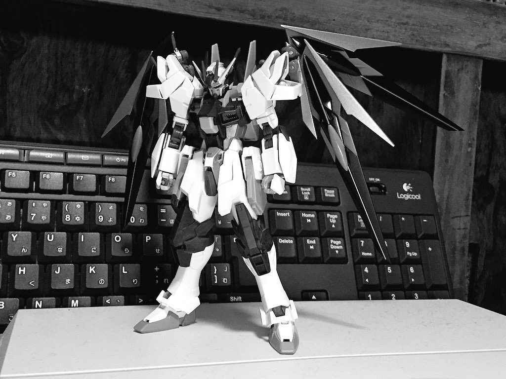 次にバックパック……この時点で大体形が決まりましたね。ただし、肩周りが大きくなり過ぎたので一部バランスを変更。ルナゲイザーのバックパック基部も試していましたが、最終的にシュヴァルツリッターに変更。 