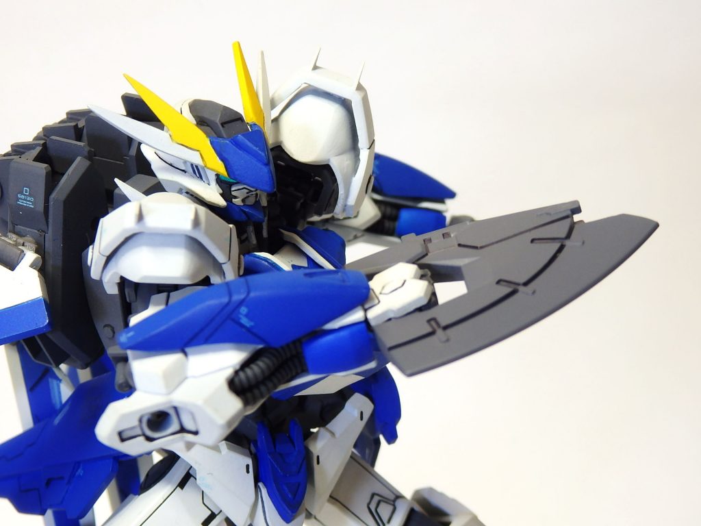 ~ACTION~
ストラス・ライフル
<ストラスアズール>のために開発された専用装備。
背部ユニットへマウントが可能。
弾切れの際、砲身を切り離すことにより近接武装へと姿を変える。