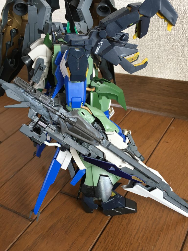 右腕のキャノンはミキシングです
形状でどのパーツかはわかっていただけるかと思います