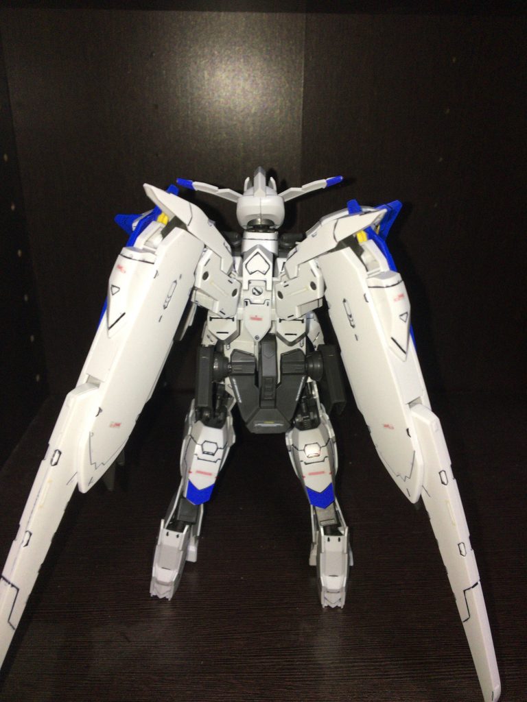 後ろからのカットです。
スミ入れしたのはいいものの1枚目も含めですがムラと言いますか、上手く消せなかったと言いますか(笑)
デカールも思い通りに貼るのって難しいんですね…今までRGなど組んだりしても組んで終わりだったので大変さを知りませんでした…
次投稿する時はもっと色々道具揃えてキレイに作り上げたいです…