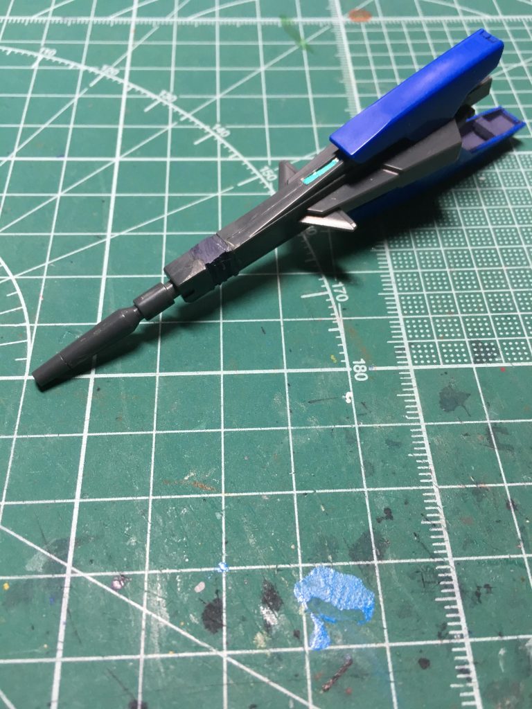 ハイパードッズライフルの先端はスジ彫りから分割してランナータグの積層を挟み、10mm延長。ストライダー形態での見栄えを良くしました。
 これもカッターでスジを深くし、ぺきっと折っていたので、マグナムあたりで再チャレンジしたいところです。
 塗装はガンダムマーカーです。
青=ガンダムマーカー ガンダムブルー
グレー=同メカグレー
黄=同イエロー
緑=同アイグリーン
黒=同ブラック