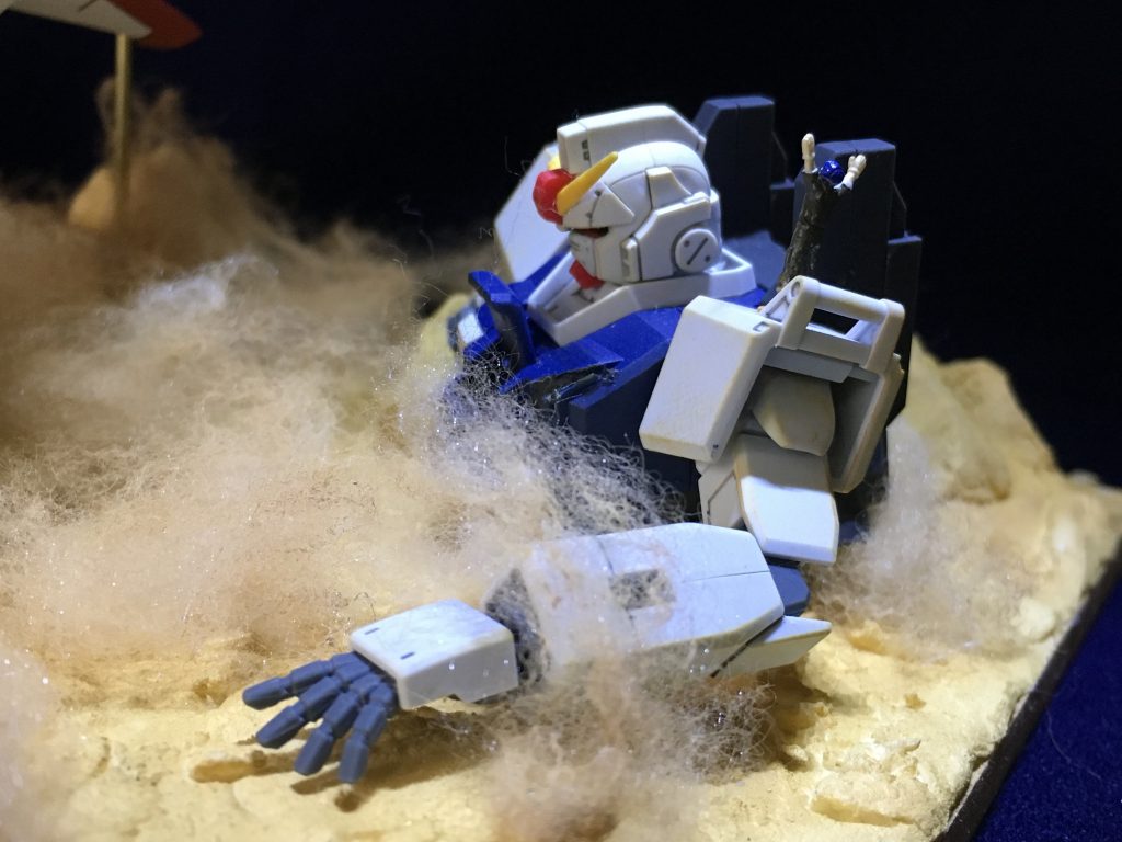 まずは大破した隊長の陸戦型ガンダムから！
この期待に関してはコクピットのハッチオープン加工を行い、パイロットが脱出したように見えるようにしました！そして左肩にビルダーズパーツの1/144パイロットフィギュアを色付けして乗せました。