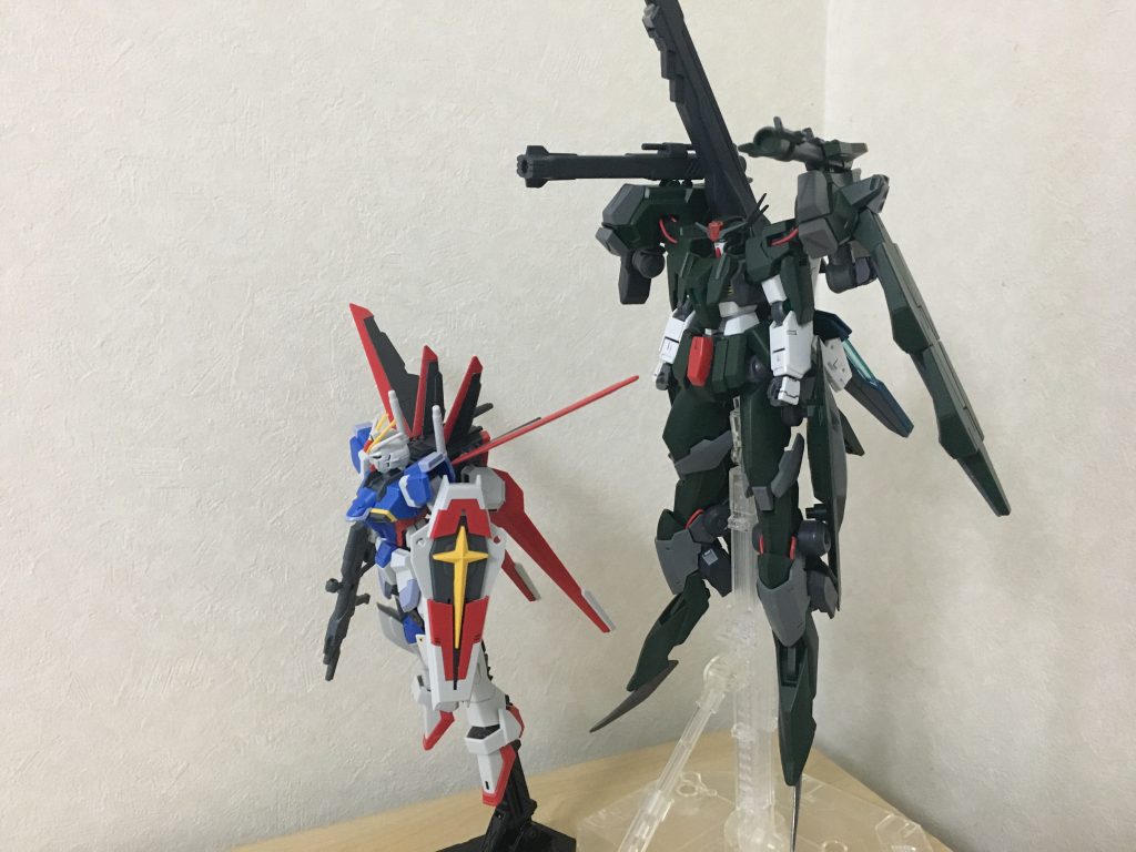 素組みのHGフォースインパルスと大きさの比較