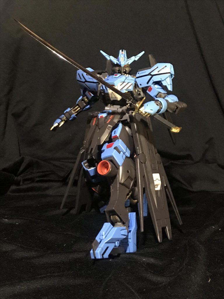 刀は武器には無いですが出撃時に手持ち、相手の武器を拾って使うなどのオルフェンズよ世界観から装備させました。