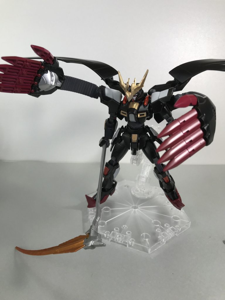 両肩のアーマーをスライド展開して攻撃。接近戦での破壊力はガンダムデスサイズを凌駕する!