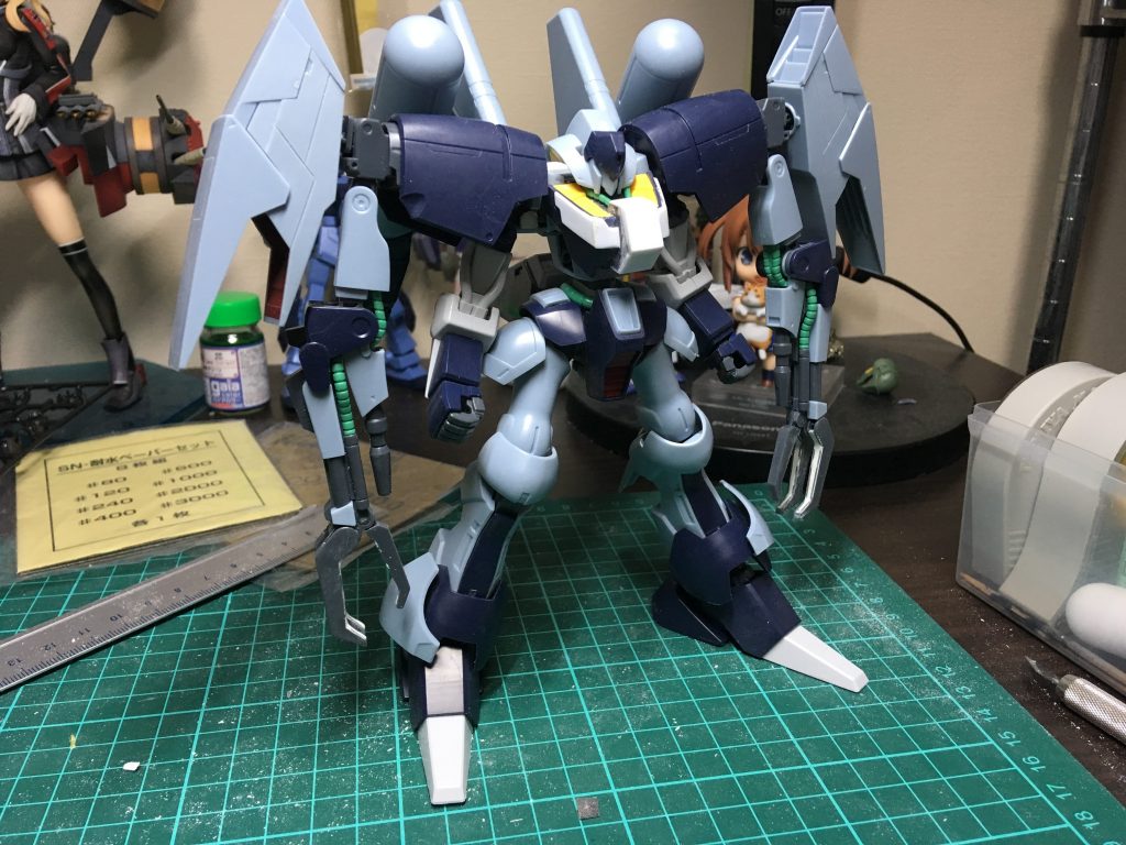 改修点としては腰を5mm程延長しギャプランの足と腕を移植。肩バーニアをM.S.Gのバーニアに変更しビルダーズパーツの強化ウィングとリゼルのサイドバインダーを追加しました。