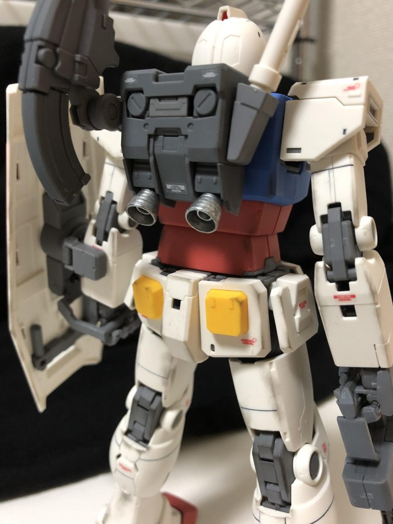 スラスターをガンクロームで塗っています。